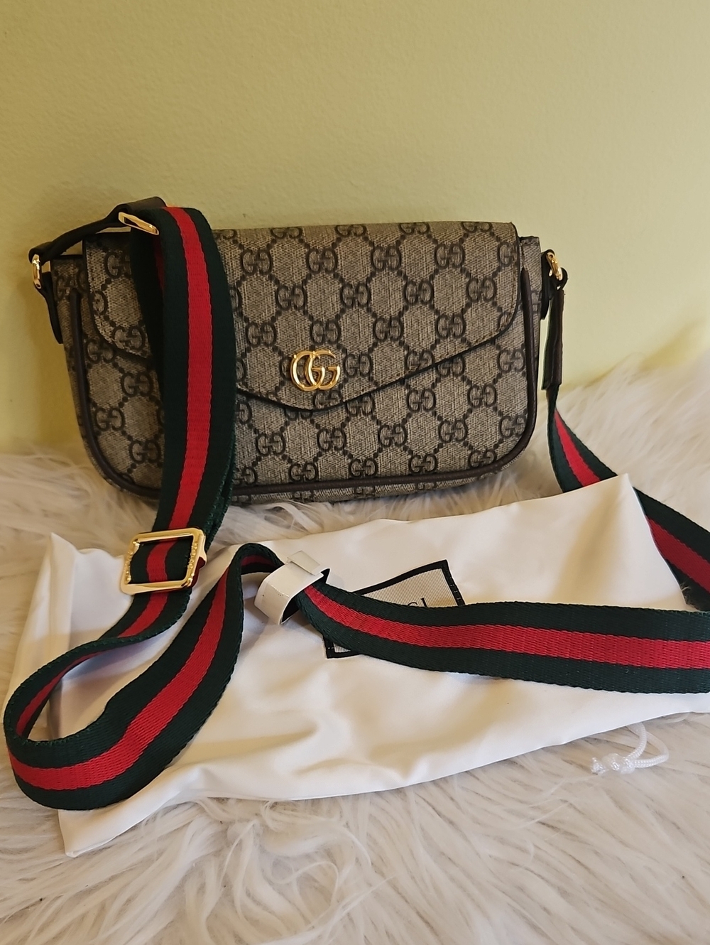 Supreme Crossbody Bag with Green-Red Strap Gorgoeus Brand New With Dust Bag